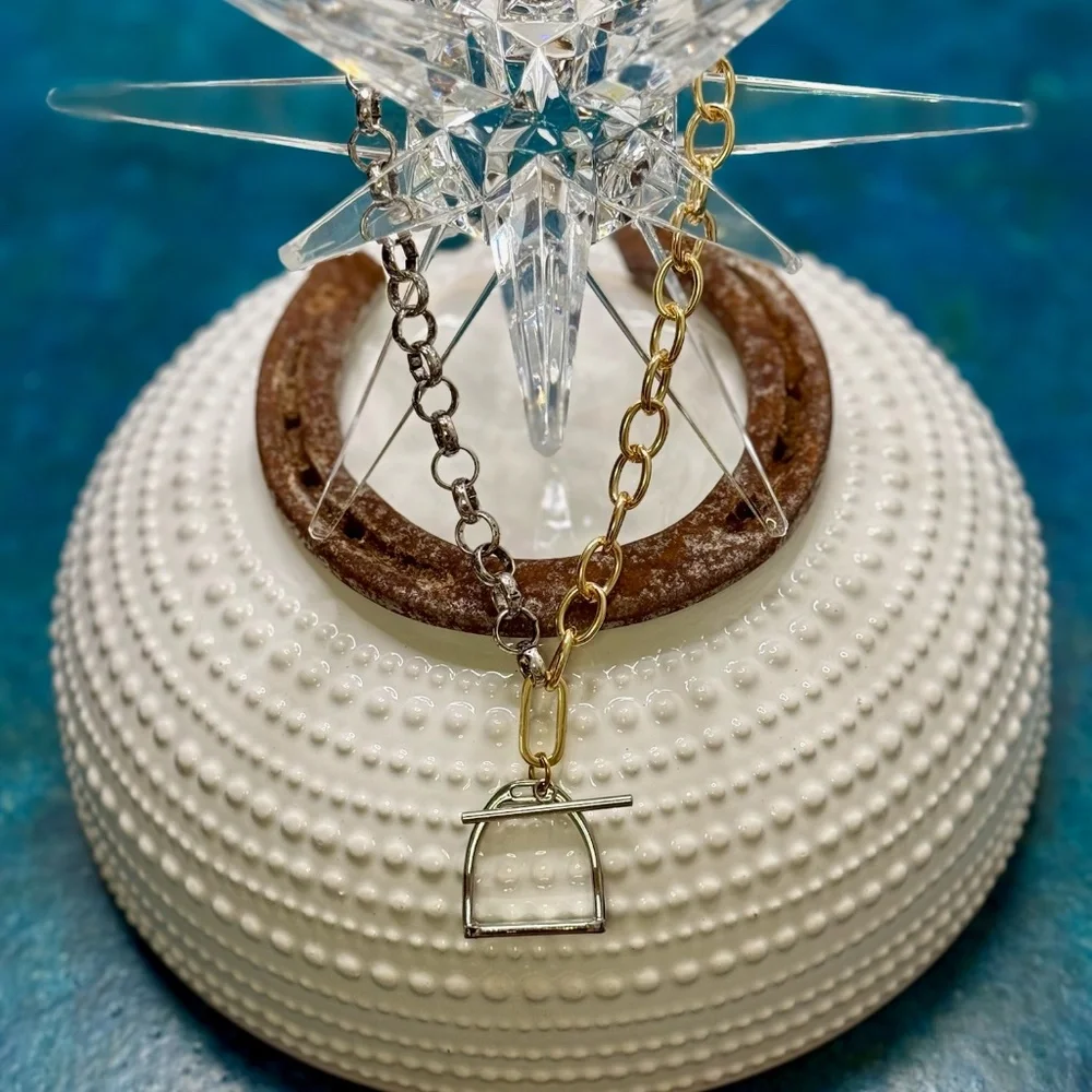 Modern equestrian mixed metal necklace - Picture 4 of 4